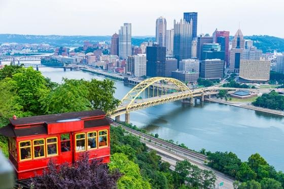 Photo of 的 Pittsburgh skyline featuring Mount Washington and a red incline car. 