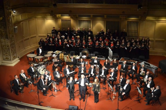Photo from above of the Chatham 唱诗班 performing with the Pittsburgh Symphony Orchestra